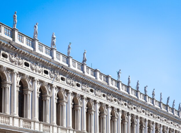 Piazza San Marco, Venezia, Italia. Dettagli in prospettiva sulle facciate dei palazzi antichi.