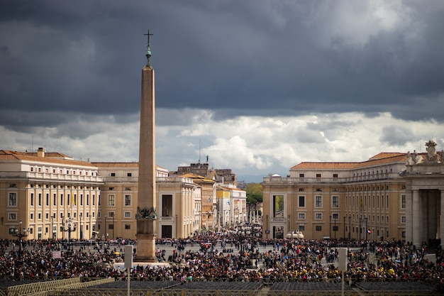 Piazza San Pietro con cielo nuvoloso, Vaticano, Roma, Italia