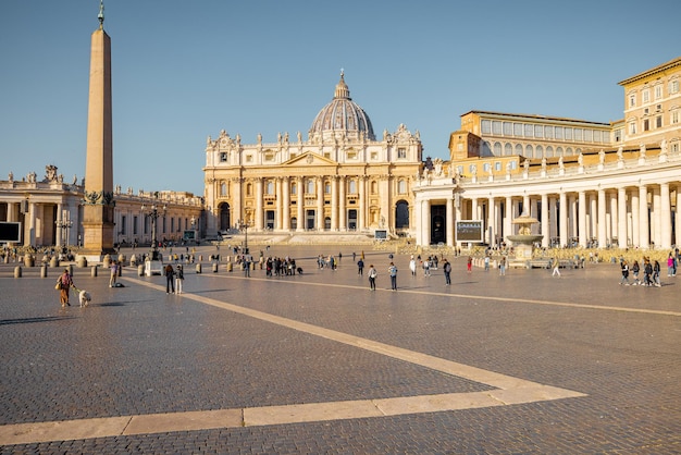 Piazza San Pietro con obelisco vaticano e chiesa vaticana