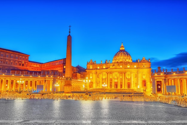 Piazza San Pietro e Basilica di San Pietro Città del Vaticano in serata timeItaly