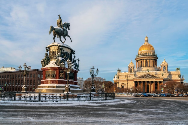 Piazza Sant'Isacco La cattedrale di Sant'Isacco e il monumento all'imperatore Nicola San Pietroburgo