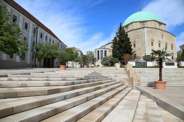 Piazza Szechenyi e Moschea di Pasha Qasim a Pecs Ungheria