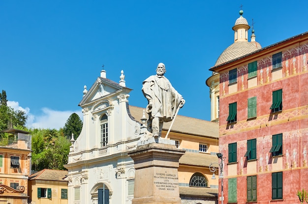 Piazza Vecchia con monumento a Giuseppe Garibaldi nella città di Chiavari vicino a Genova, Liguria