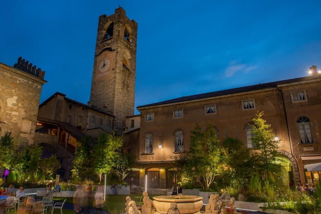 Piazza vecchia di Bergamo con fontana e campanile