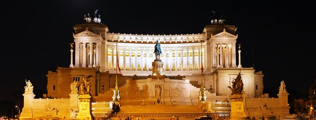 Piazza Venezia a Roma e il Monumento a Vittorio Emanuele. Vista notturna. Italia