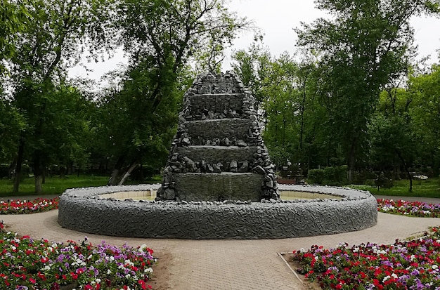 Piazza verde del parco ricreativo nella fontana del centro città