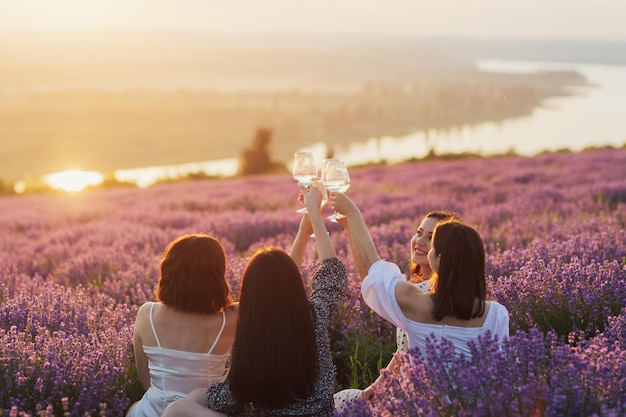 Pic-nic nel campo di lavanda per le amiche