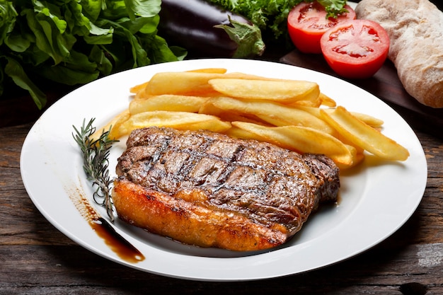 Picanha con patatine fritte, bistecca alla griglia