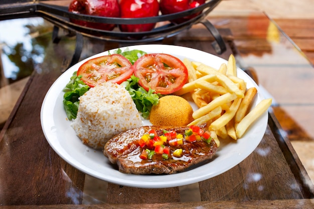 Picanha, patatine fritte, insalata e catupiry