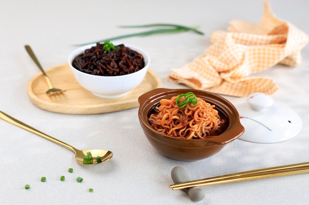 Piccante Kprean Ramyeon e salsa nera Noodle Jjajangmyeon