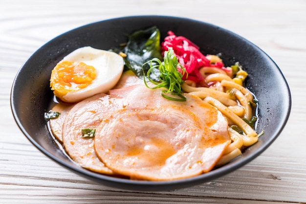 piccante miso udon ramen noodle con carne di maiale