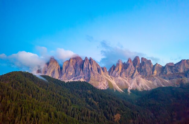 Picche rocciose delle Dolomiti Alpi sul passo di Giau all'alba