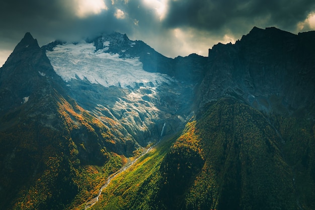 Picchi di montagna alla luce del sole serale. Dombay, Caucaso settentrionale, Russia. Bellissimo paesaggio autunnale.