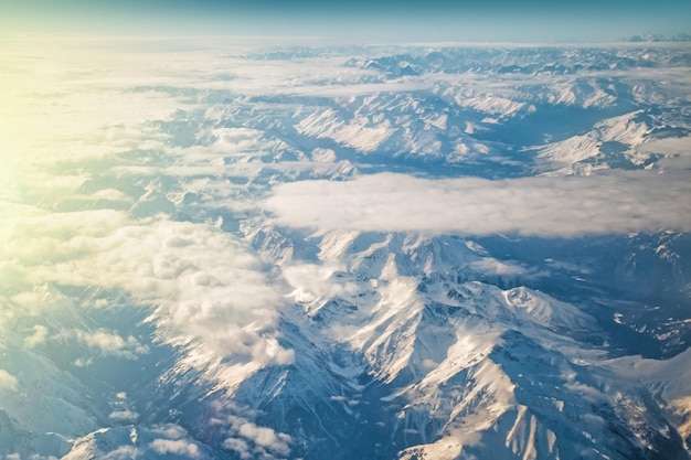 Picchi di montagna coperti di neve. Vista dall'alto