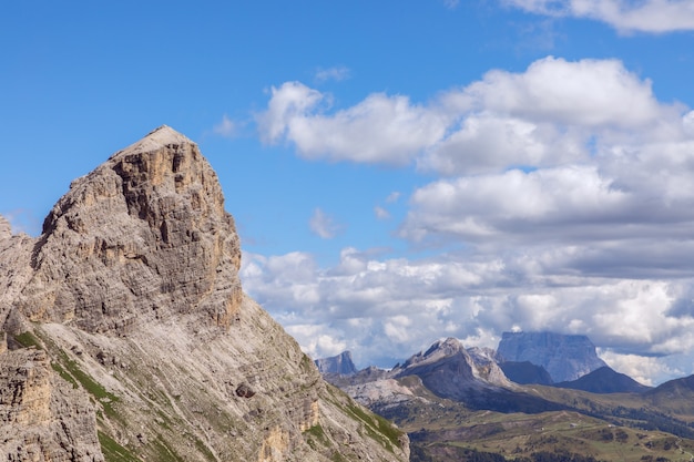 Picchi di montagna delle alpi italiane e belle nuvole sul cielo blu