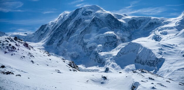 Picchi di montagna innevati di inverno a Zermatt Svizzera