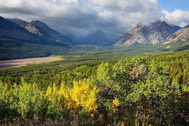 Picchi rocciosi pittoreschi del Glacier National Park, Montana, USA. Bellissimi paesaggi naturali.