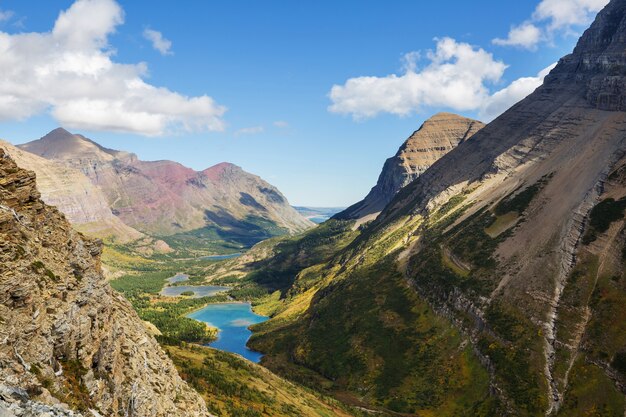 Picchi rocciosi pittoreschi del Glacier National Park, Montana, USA. Bellissimi paesaggi naturali.