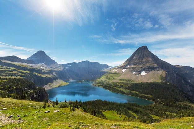 Picchi rocciosi pittoreschi del Glacier National Park, Montana, USA. Bellissimi paesaggi naturali.