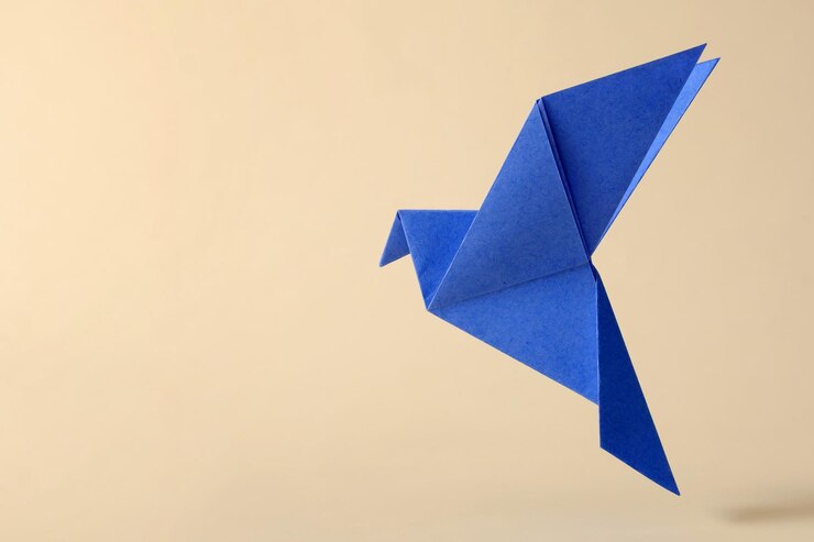 Piccione volante concetto minimo di origami giapponese artigianale giocattolo fatto a mano