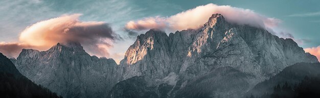 Picco del monte Triglav all'alba con bellissime nuvole nella luce del mattino Parco nazionale del Triglav Slovenia Vista panoramica