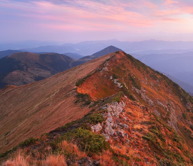 Picco di montagna. Alba con belle nuvole. Paesaggio autunnale. Carpazi, Ucraina. Europa