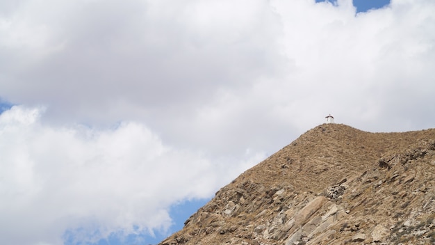 Picco di montagna con alcune nuvole e cielo blu chiaro