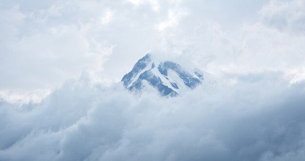 Picco di montagna con cielo nuvoloso