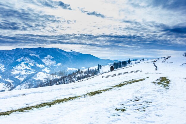 Picco di montagna con neve soffiata dal vento Paesaggio invernale Giornata fredda con neve