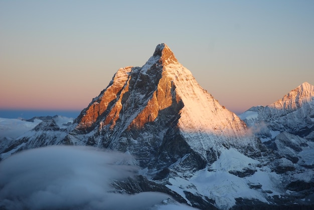 Picco di montagna contro un cielo limpido
