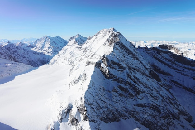 Picco di montagna della Jungfrau in inverno Alpi svizzere, vista in elicottero