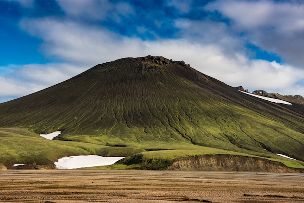 Picco di montagna di Landmannalaugar nella regione dell&#39;altopiano dell&#39;Islanda con terra verde e gialla e blu