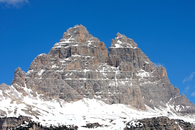 Picco di montagna innevato alle dolomiti italiane.