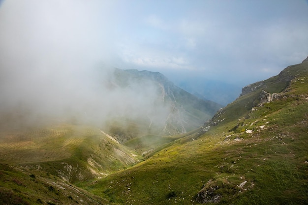 Picco di montagna nascosto sotto le nuvole