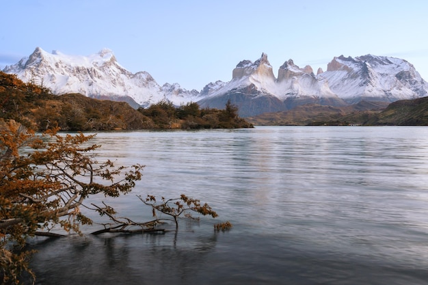 Picco di montagna sulla riva del lago Lago del Pehoe nel parco nazionale Torres del Paine Patagonia Cile