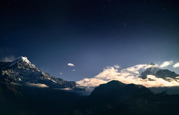 Picco di neve dell'Himalaya al cielo notturno