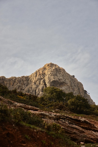 Picco di una montagna al tramonto