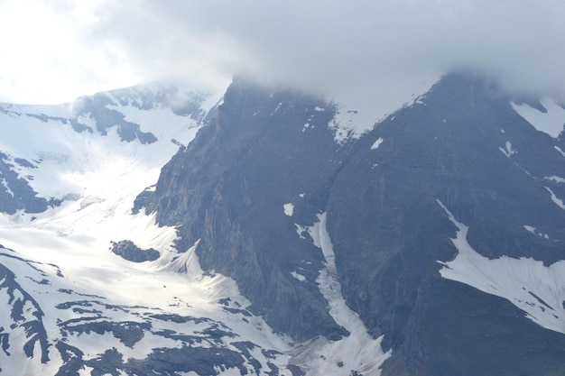 Picco roccioso della montagna ricoperta di neve Alpi in Austria