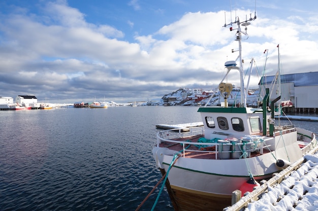 Piccola baia in inverno sulle isole Lofoten. navi e rorbu. Norvegia