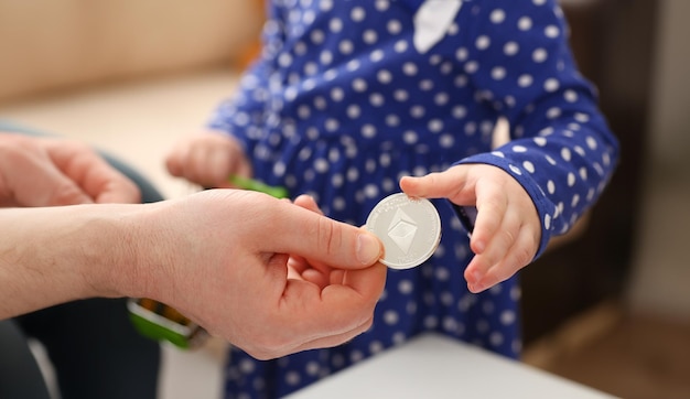 Piccola bambina che raccoglie monete crittografiche