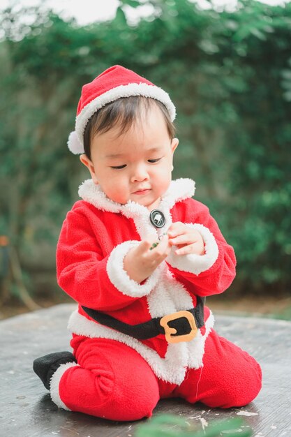 Piccola bambina con un cappello rosso