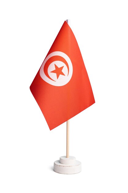 Piccola bandiera da tavolo della Tunisia isolata su sfondo bianco