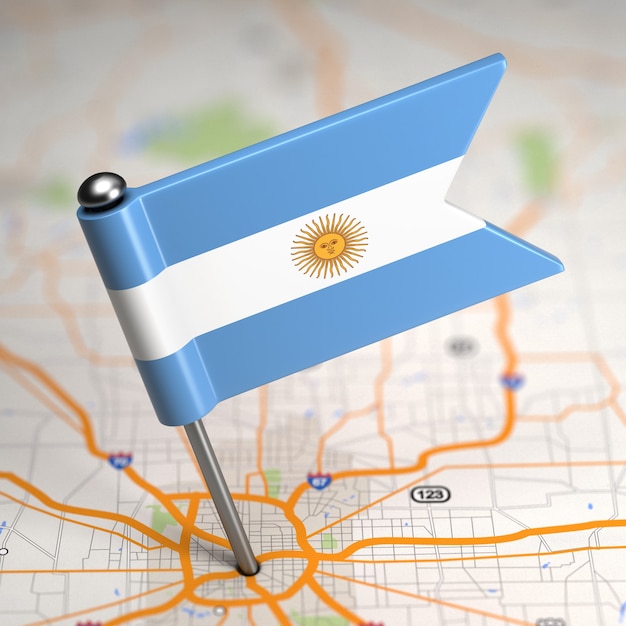Piccola bandiera dell'Argentina incollata sullo sfondo della mappa con il fuoco selettivo.