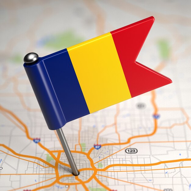 Piccola bandiera della Romania incollata sullo sfondo della mappa con il fuoco selettivo.