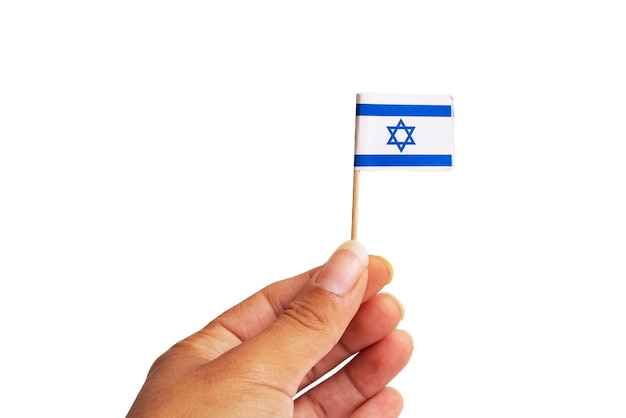 Piccola bandiera di Israele in mano isolata su sfondo bianco