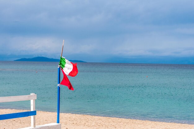 Piccola bandiera italiana sulla spiaggia