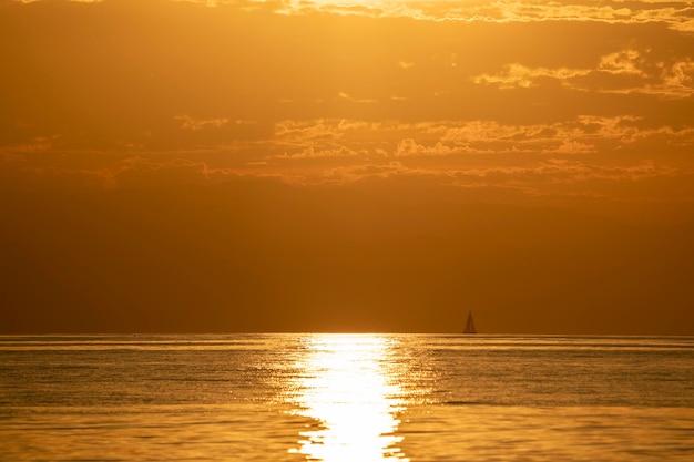 Piccola barca a vela al tramonto