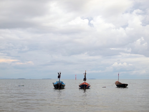 Piccola barca da pesca in legno che galleggia nel mare