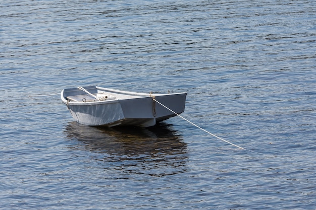 Piccola barca da pesca su un filo