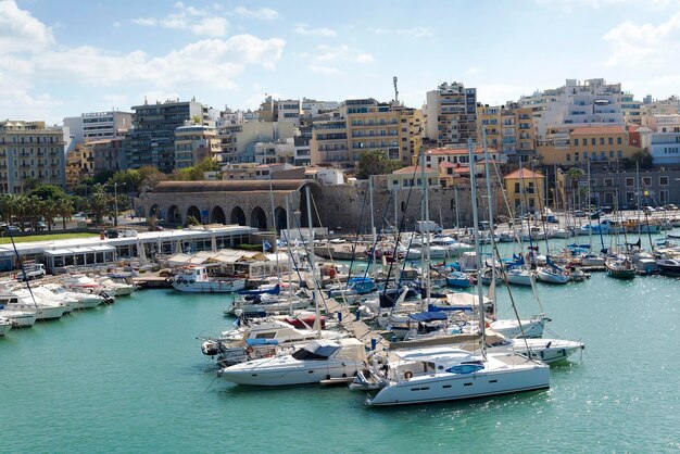 Piccola barca da pesca sul molo